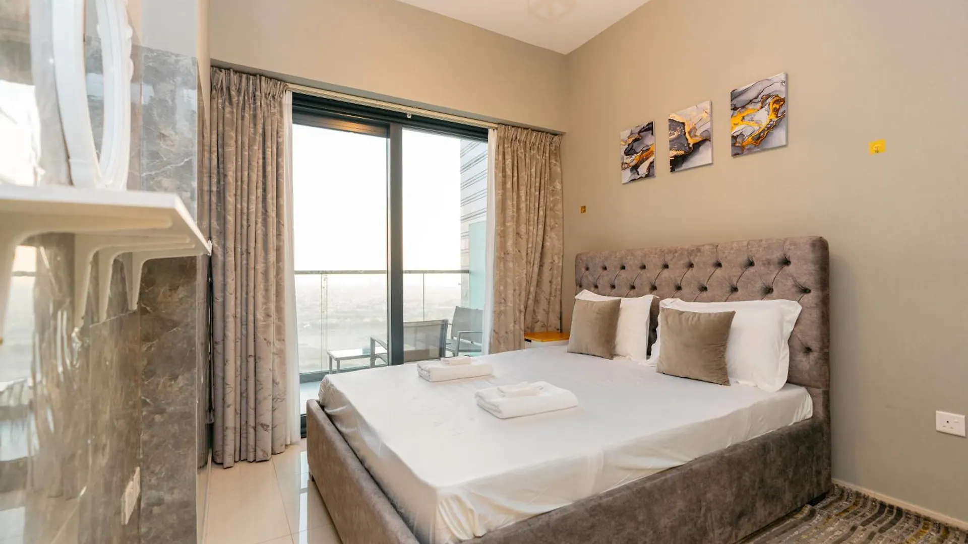 Layali - Elegant 1Br With Balcony & Canal Views Dubai Apartment