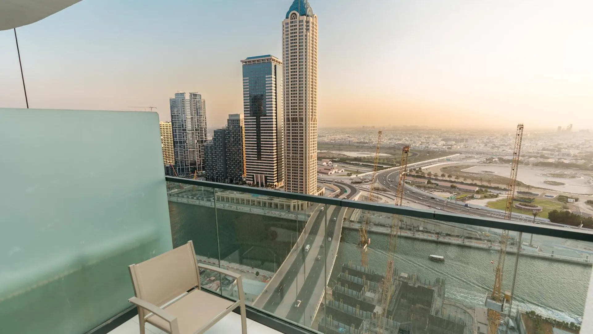 Layali - Elegant 1Br With Balcony & Canal Views Dubai Apartment