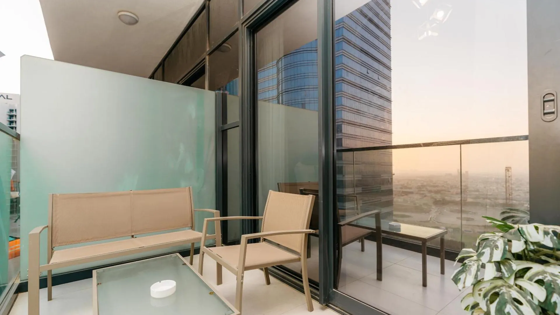 Layali - Elegant 1Br With Balcony & Canal Views Dubai