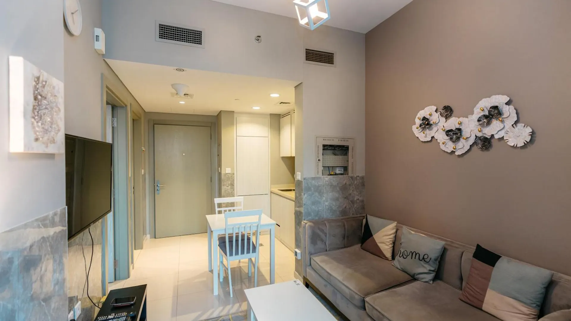 Layali - Elegant 1Br With Balcony & Canal Views Dubai Apartment