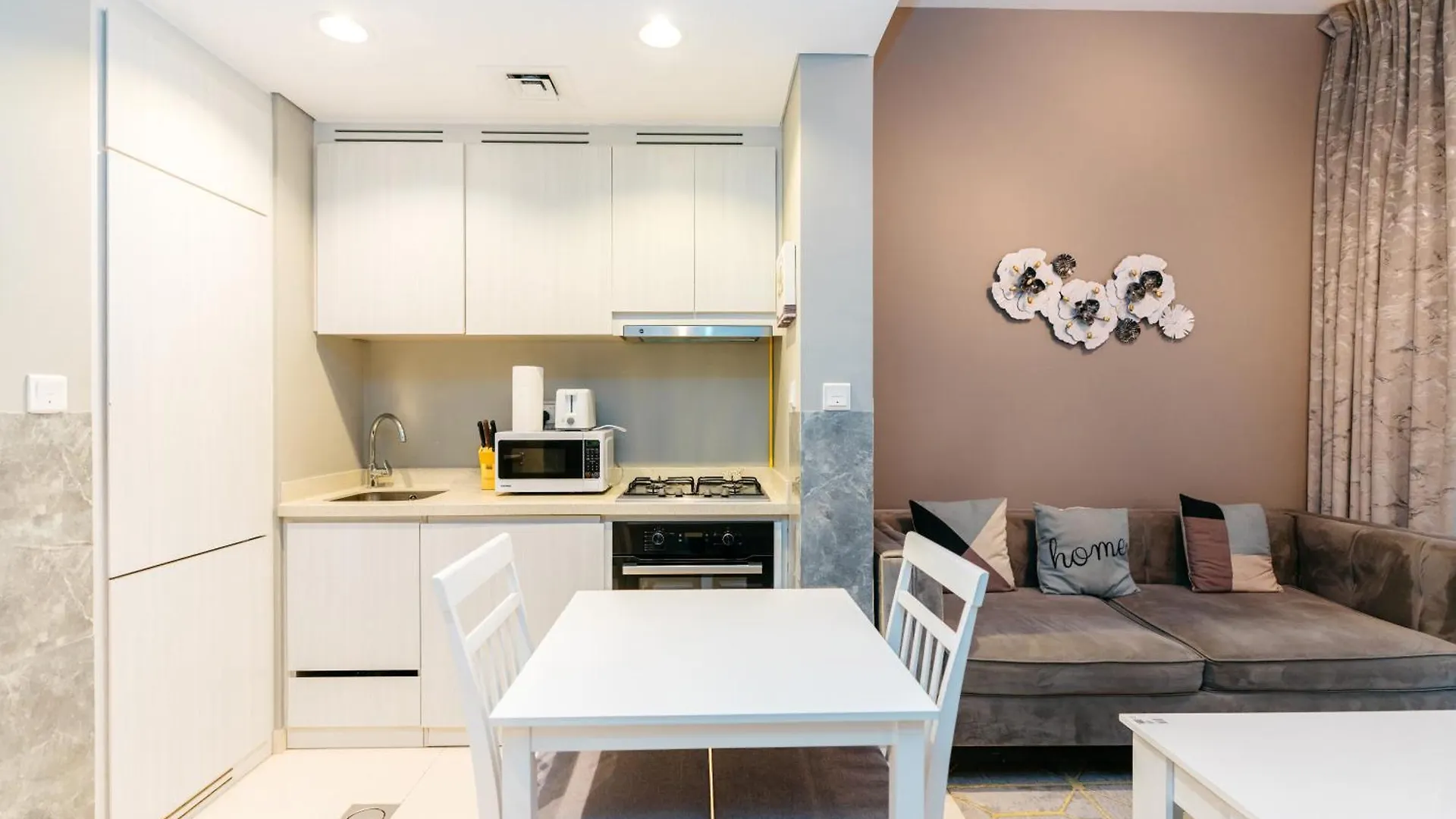 Layali - Elegant 1Br With Balcony & Canal Views Dubai Apartment