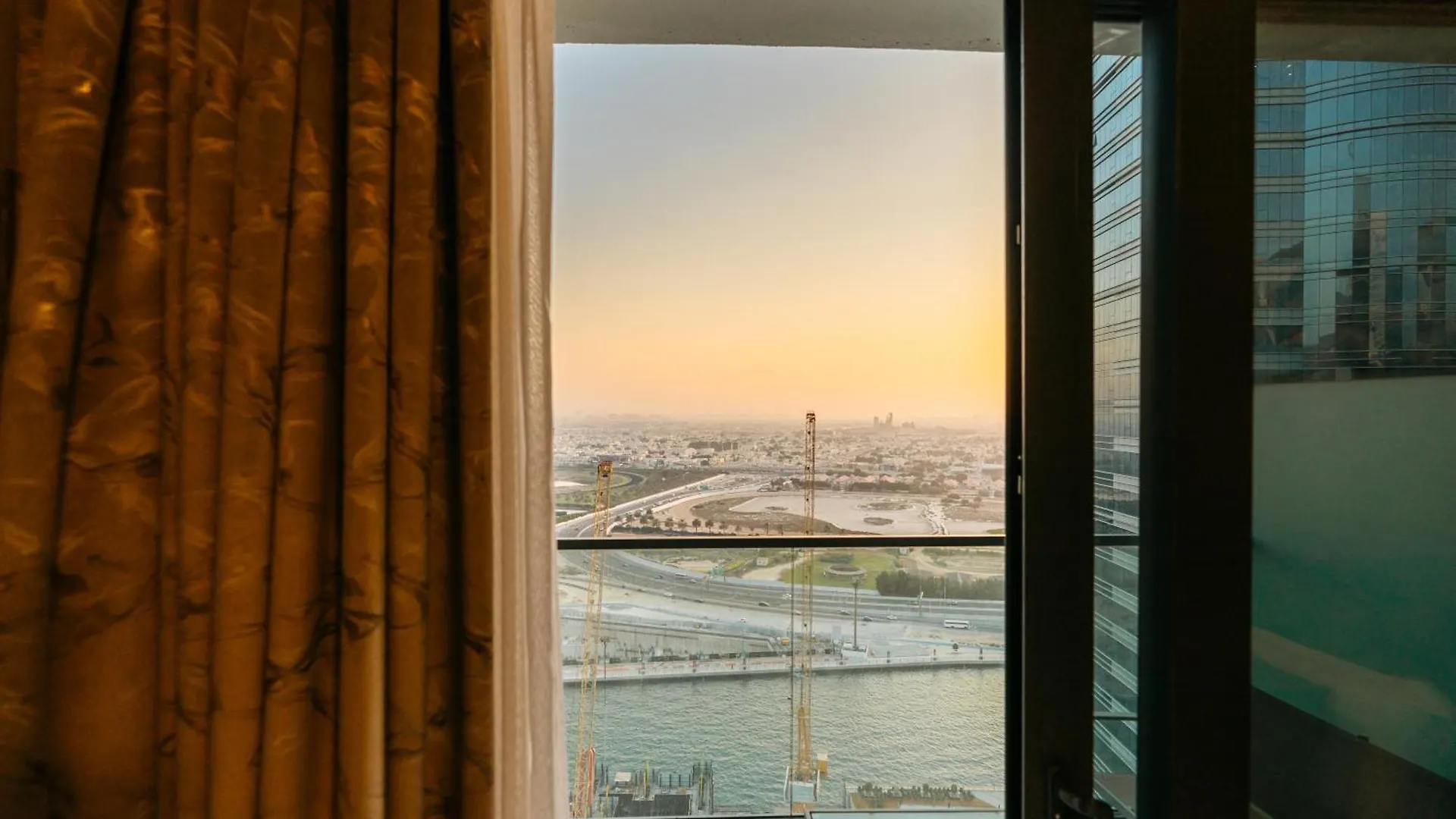 Layali - Elegant 1Br With Balcony & Canal Views Dubaj