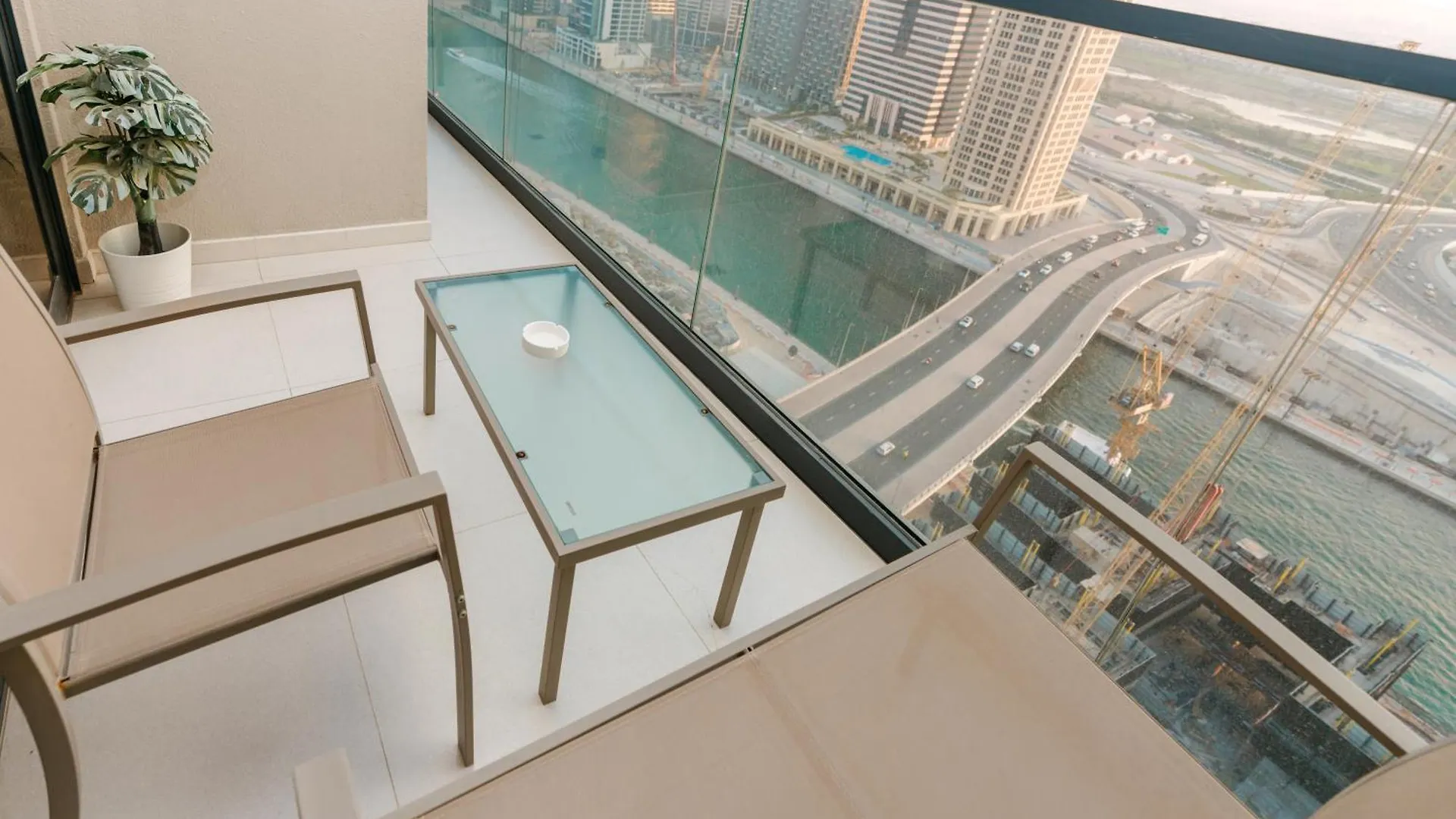 Layali - Elegant 1Br With Balcony & Canal Views Dubaj