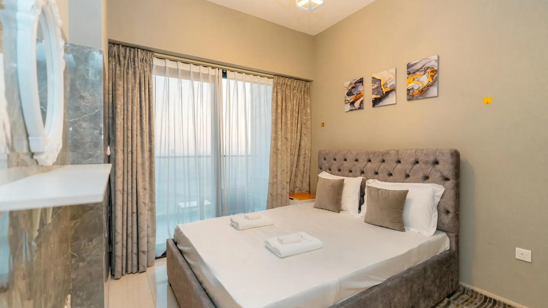 Layali - Elegant 1Br With Balcony & Canal Views Dubaj Apartman